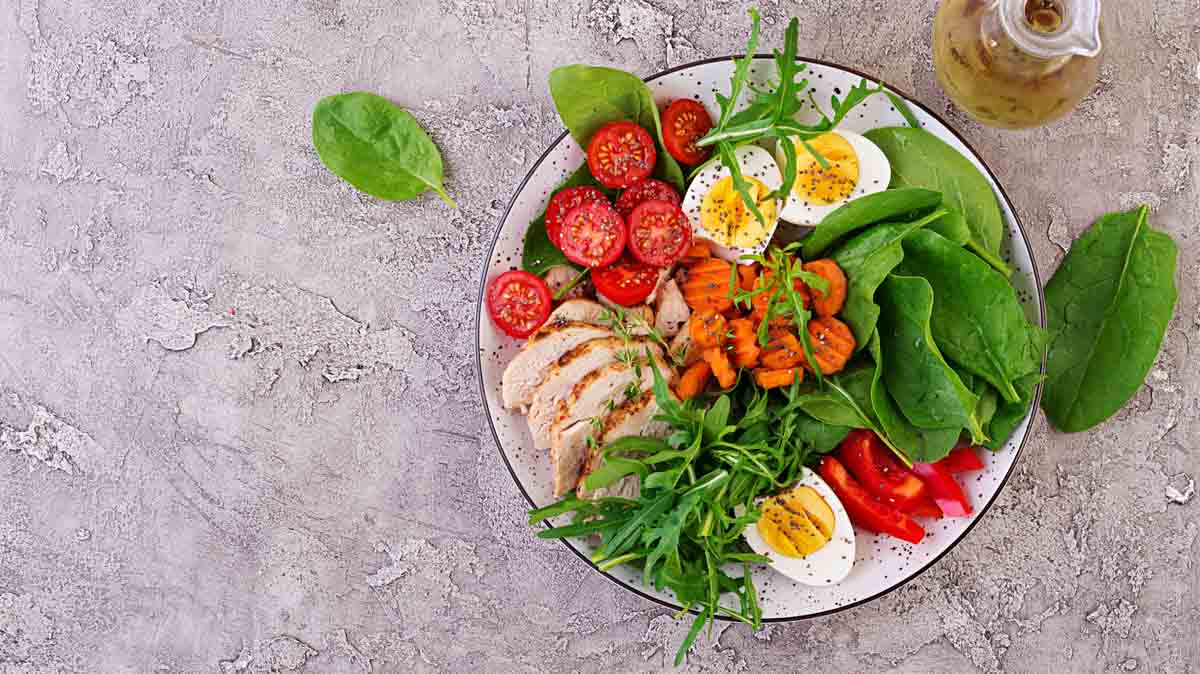 sałatka z kurczakiem i jajkiem - dieta dla diabetyka
